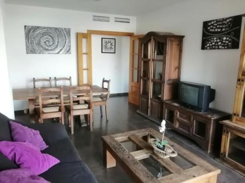 un soggiorno con divano e tavolo di Apartamento Pepe a Alcantarilla