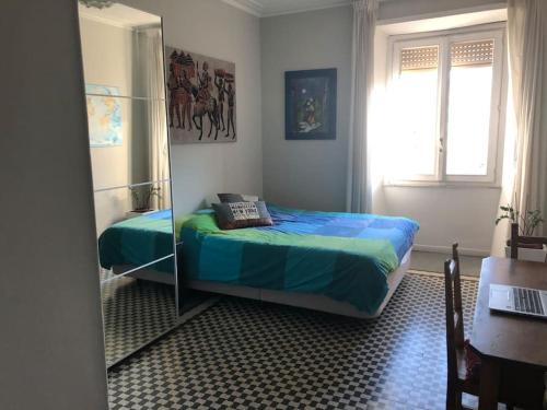 ローマにあるBoutique Apartment in Flaminio Areaのベッドルーム(ベッド1台、鏡付)