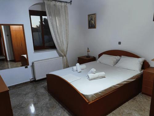 - une chambre avec un lit et des serviettes dans l'établissement Πέτρινο Εξοχικό Σπίτι στη Σύρο, à Firókambos