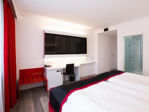 Postel nebo postele na pokoji v ubytování DORMERO Hotel Burghausen