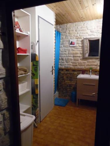 a room with a bathroom with a sink and a mirror at Gîte La Roussette 3 étoiles in Fresnes
