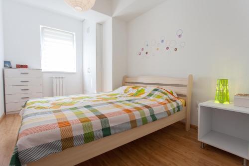 Un pat sau paturi într-o cameră la Apartment Skopje