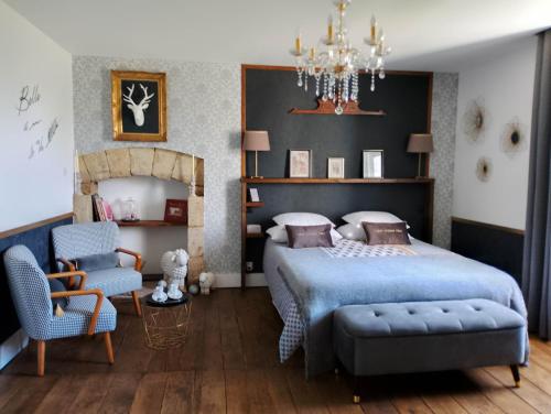 1 dormitorio con 1 cama, 1 silla y 1 lámpara de araña en La Ménardière "Tranquilitatis" Chambre double petit déjeuner compris, en Corseul