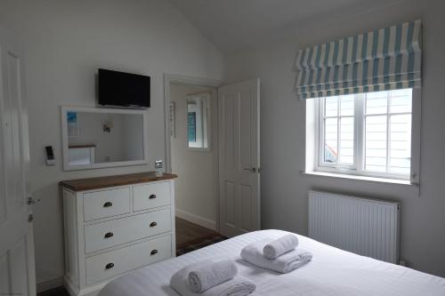 Habitación blanca con cama y ventana en Puffin Lodge, en Filey