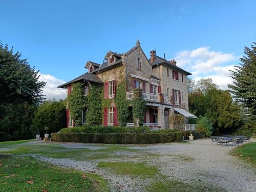 een oud huis met klimop aan de zijkant bij Le Pavillon de St Agnan in Hautefort