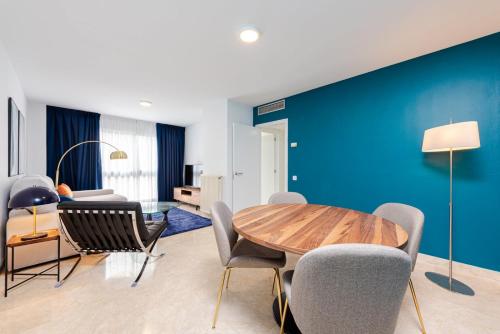 Een zitgedeelte bij Los Robles Stylish & Modern 1 Bedroom Apartment in Madrid Conde Orgaz