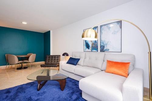 Een zitgedeelte bij Los Robles Stylish & Modern 1 Bedroom Apartment in Madrid Conde Orgaz