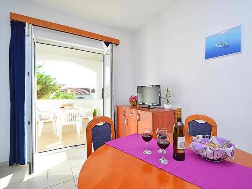stół z dwoma kieliszkami wina w obiekcie Apartments Bruno w mieście Tribunj