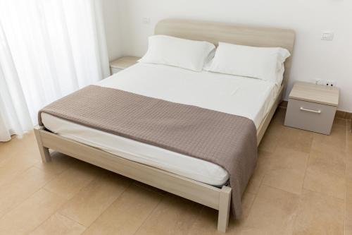 a bed with white sheets and pillows in a bedroom at VastoMare - appartamento Vasto Marina in Vasto