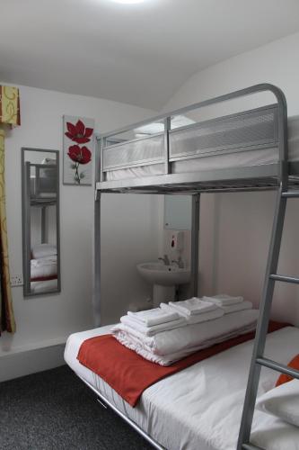 Ένα ή περισσότερα κρεβάτια σε δωμάτιο στο Backpackers Blackpool Hotel & Suites
