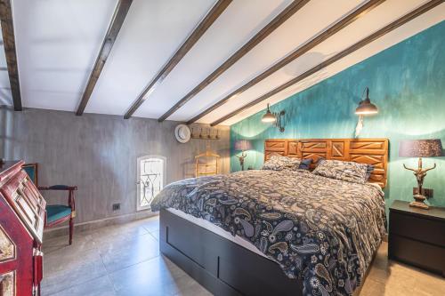 アルテアにあるAltea Luxury old Townの部屋の中に大きなベッドがある寝室