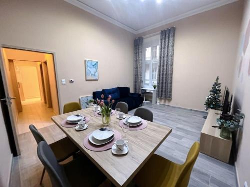 een eetkamer en een woonkamer met een tafel en stoelen bij Buda Castle Charming 2 bedrooms in Boedapest