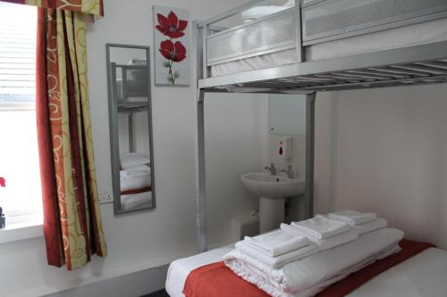 Ένα ή περισσότερα κρεβάτια σε δωμάτιο στο Backpackers Blackpool Hotel & Suites