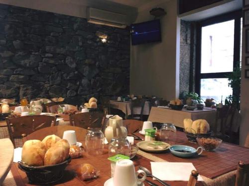 een eetkamer met een tafel met brood erop bij Abrigo da Estrela in Covilhã