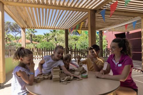 een groep kinderen aan een tafel die met blokken speelt bij Belambra Clubs Presqu'île De Giens - Riviera Beach Club in Hyères