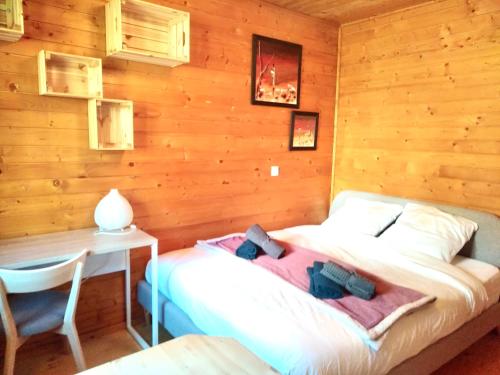 a bedroom with a bed and a desk in a room at Le Cocon de l'Epicléa, Chorges, entre lac et montagnes in Chorges