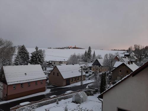 a small town with snow covered roofs and buildings at precioso apartamento 1B in Augustusburg