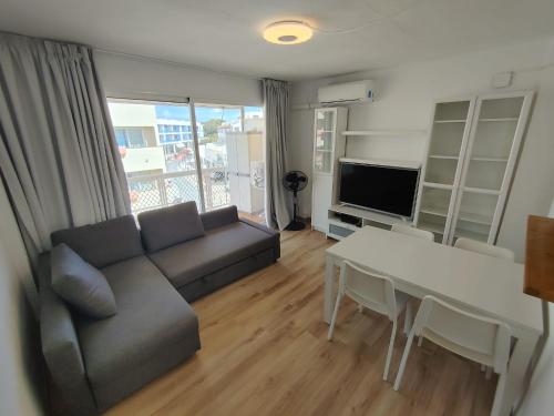 sala de estar con sofá y mesa en Formentera suite 13, en Es Pujols