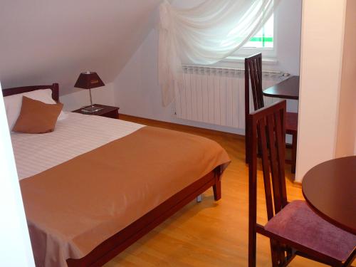 Un pat sau paturi într-o cameră la Casa iRMA - Rooms for rent