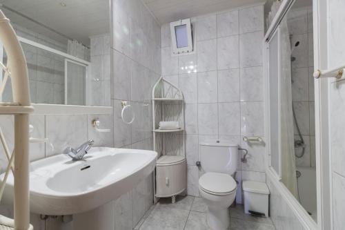 サロウにあるChipre IBERPLAYAの白いバスルーム(洗面台、トイレ付)