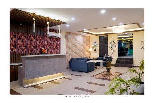 Un lugar para sentarse en WEST COTTAS HOTEL -- Couples, Family, Corporate Favorite in Heart of Jalandhar
