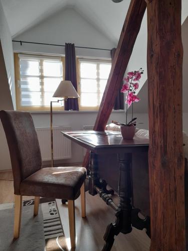 a table and a chair in a room at Ferienwohnungen Clara in Arnstadt