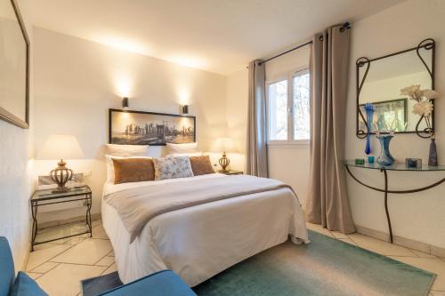 Un dormitorio con una cama grande y una ventana en Villa climatisée, piscine privée chauffée, Fitness proche Cannes, Fréjus, St Raphael, Grasse, en Montauroux