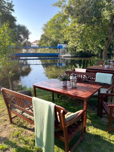 Blick auf einen Fluss in der Nähe des Gasthauses