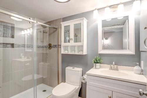 een badkamer met een toilet, een douche en een wastafel bij Dunes Pointe B-11 in Myrtle Beach
