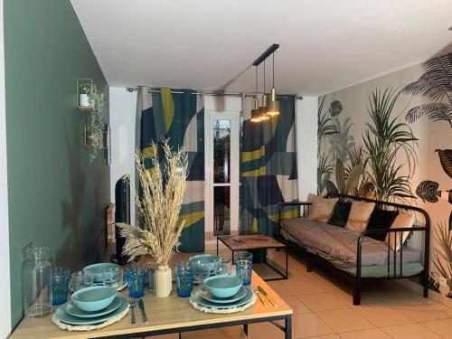 salon ze stołem i kanapą w obiekcie Ermont paris w mieście Ermont