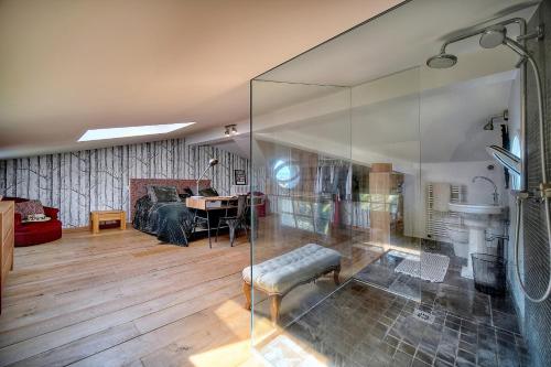 sala de estar con pared de cristal en LE BEAUVERT Belle Epoque luxury villa of 500 m2 with pool, en Antibes