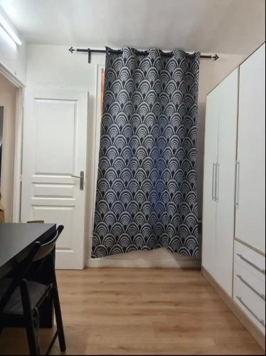 um quarto com uma parede com uma cortina estampada em F2 au cœur de Paris em Paris