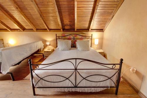 サン・ヴィセンテにあるThe Perfect Cottageのベッドルーム1室(大型ベッド1台付)