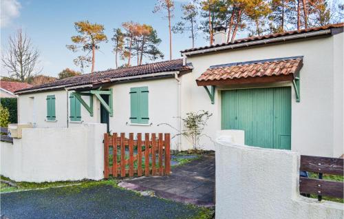 Nice home in Hourtin with Outdoor swimming pool, WiFi and 4 Bedrooms