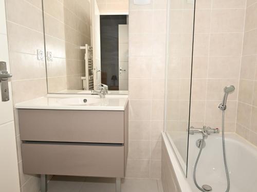 une salle de bain avec un lavabo et une douche dans l'établissement Bel appartement moderne au Golf avec terrasse et parking - FR-1-165A-102, à Barcelonnette