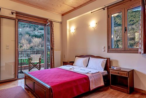 1 dormitorio con cama y ventana grande en Xenonas Kypseli, en Kipseli