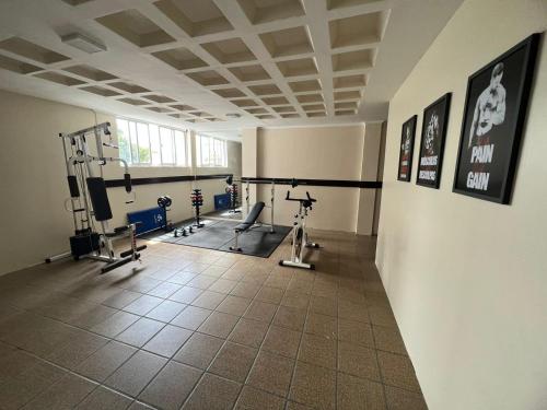 una habitación con un gimnasio con equipamiento en las paredes en Hotel Piramide St. Antonio de Jesus, en Santo Antônio de Jesus