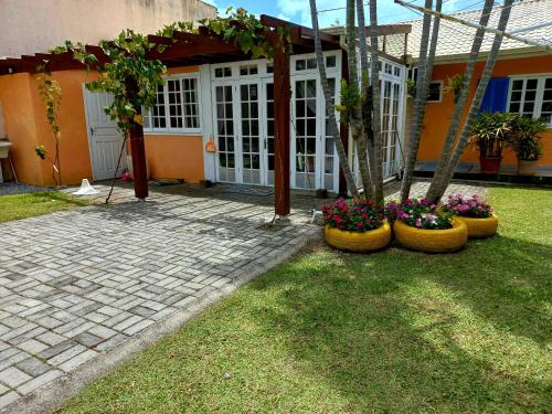 Jardín al aire libre en Casa Praia da Pinheira a 50m praia