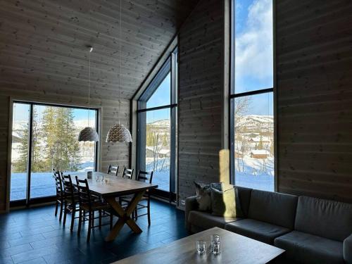 a living room with a table and a couch at Tiltalende hytte med fin utsikt in Beitostøl