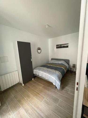 - une chambre avec un lit dans l'angle dans l'établissement Caen le port : superbe appartement refait à neuf, à Caen