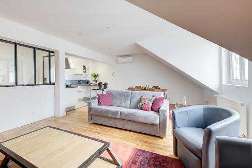 un salon avec un canapé et une table dans l'établissement Appartement Confort, Hyper Centre à Tours, Climatisation, à Tours