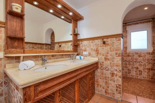 ハベアにあるAcuarela Vistasのバスルーム(洗面台、鏡付)