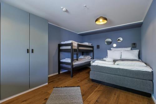 1 dormitorio con 2 camas y 1 litera en Tobiasbrygga, en Henningsvaer