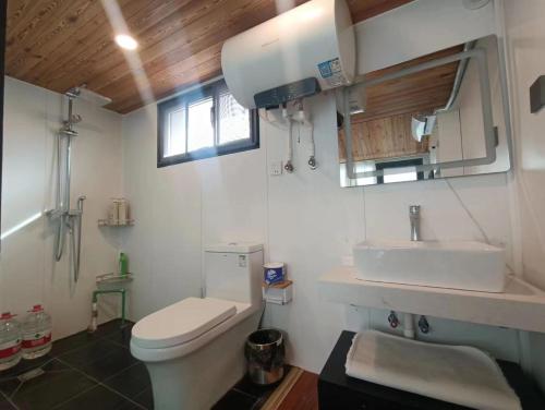 uma casa de banho com um WC e um lavatório em Kyoguro em Miyun