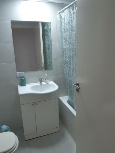 y baño blanco con lavabo y ducha. en DEPARTAMENTO DE LUJO EN ALMAGRO en Buenos Aires