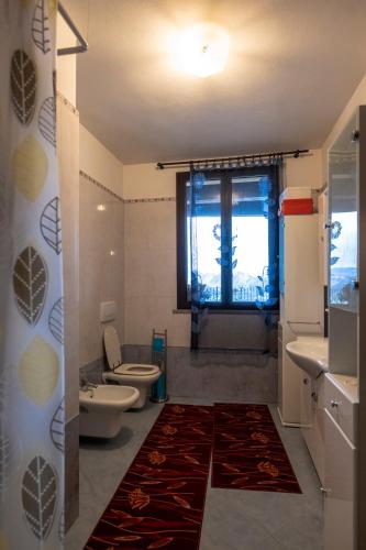 a bathroom with two toilets and a sink and a window at Villa Cavalieri in Vedriano in Roncovetro