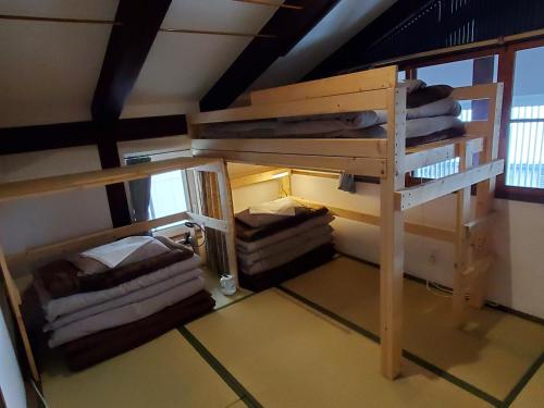 Łóżko piętrowe w pokoju z oknem w obiekcie Tototo Morioka w mieście Morioka