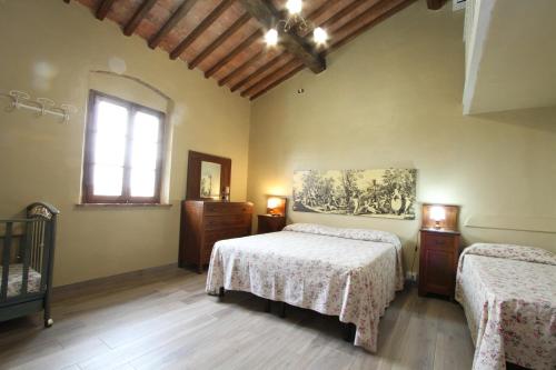ポンサッコにあるAgriturismo San Martinoのベッドルーム1室(ベッド2台、窓付)