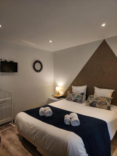 sypialnia z dużym łóżkiem z dwoma ręcznikami w obiekcie Chambres privées à Hautvillers, berceau du champagne avec salle de bain et toilettes incluses w mieście Hautvillers