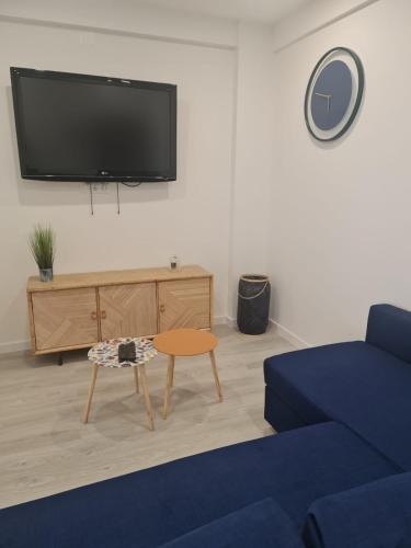 TV a/nebo společenská místnost v ubytování S. Soares T1 Corroios